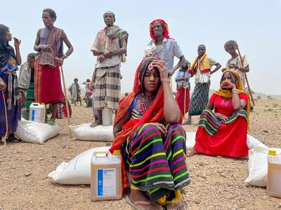 Photo: WFP/Claire Nevill Men and women with food assistance distributed by WFP in Ethiopia