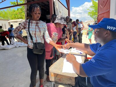 Photo: WFP/Jonathan Dumont People are waiting on the line to get their food assistance in Cite Soliel, Haiti.