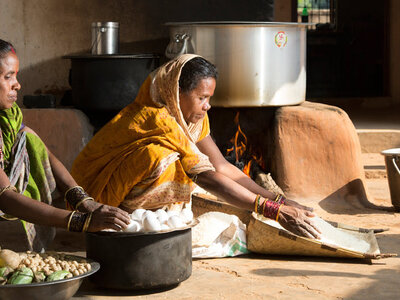 Photo: WFP/Aditya Arya Two Indian women preparing food