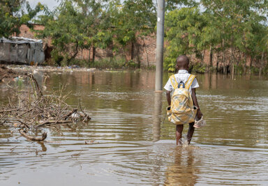 A child wades through El Niño-enhanced flooding in the Democratic Republic of the Congo. Photo: WFP/Benjamin Anguandia