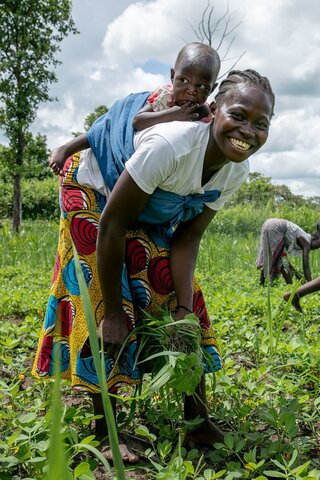 Farmers collecting peanuts at Nambia crop farm in Bazungua payam, Yambio, where WFP supports 23 households with resilience activities. © WFP/Eulalia Berlanga