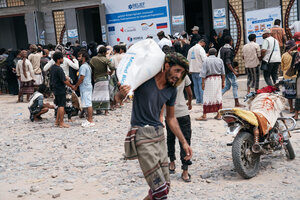  Photo: WFP/Sara Cuevas Gallardo. Emergency food distribution in Lahj, one of the biggest displacements hotspots during the conflict escalation in Yemen.