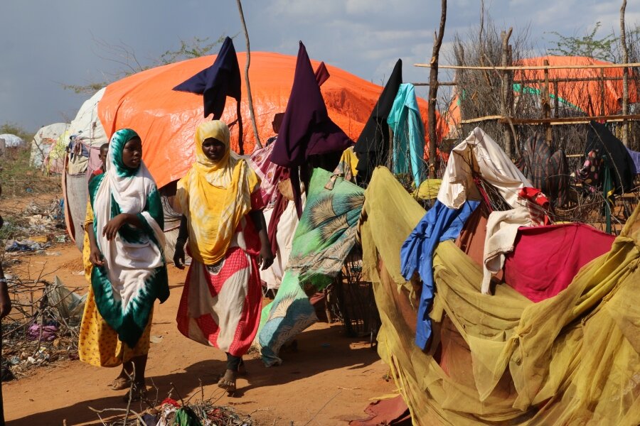 New arrivals build makeshift shelters on the outskirts of Kenya's Dadaab refugee camp. Tens of thousands of Somalis have flocked here in recent months, fleeing drought in their homeland. Photo: WFP/Martin Karimi&nbsp;