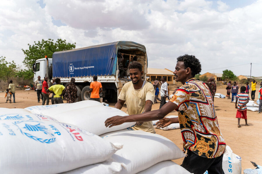 WFP and partners assist displaced people at an abandoned farm turned into reception centre at&nbsp; Wad Medani in Gezira state, Sudan. Photo: OCHA/Ala Kheir