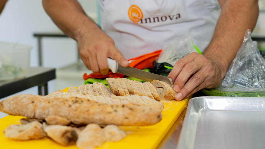 Sorghum bread - made by this Salvadoran baker - offers a healthy, gluten-free alternative to wheat bread. Photo: WFP/Gabriela Moreno