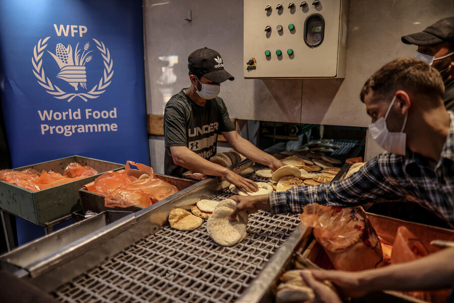 Staff prepare bags of pita bread for the hungry at a WFP-supported bakery in Gaza City. WFP/Photolibrary