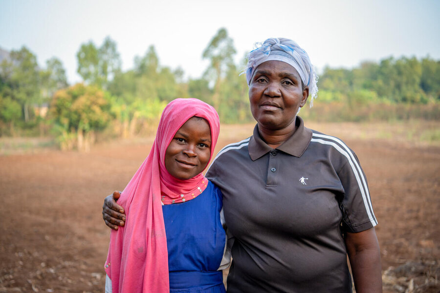 Hapsa and her mother Matrida Chikoko next to a field tilled by Matrida's farming cooperative - which supplies food to Hapsa's school. WFP/Giulio d'Adamo