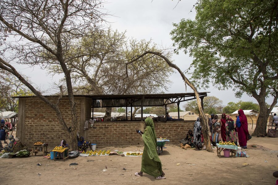 Fruit sellers ply their ware in Birao, CAR, where Central Africans and Sudanese refugees say they get along well. Photo: WFP/Aurore Vinot