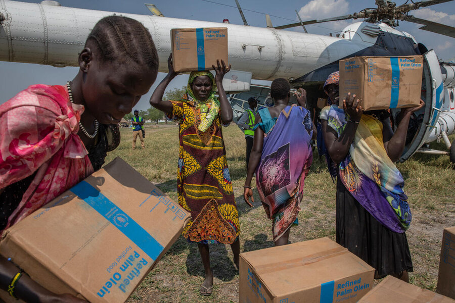 Workers deliver boxes of WFP food aid from a helicopter. Photo: WFP/Gabriela Vivacqua