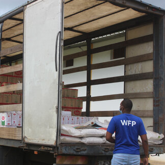WFP supporting flood-affected communities with food to ensure food security. Photo: WFP/Jorcilina Correia