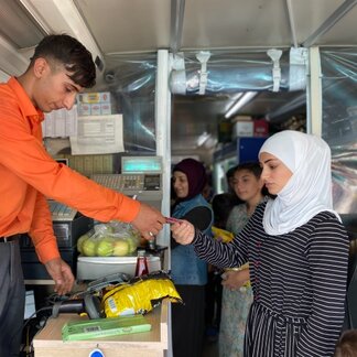 WFP and its partners provide e-voucher cards to Syrian and Ukrainian refugees in accommodation centres across eastern and southeastern Türkiye.
