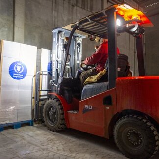 Trucks carrying WFP food baskets for people affected by the earthquakes are received at the Aksu logistics warehouse in Kahramanmaraş under a drizzling rain. 